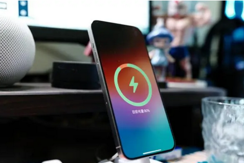 高州苹果15换屏服务分享用什么充电器给iPhone15充电更好 